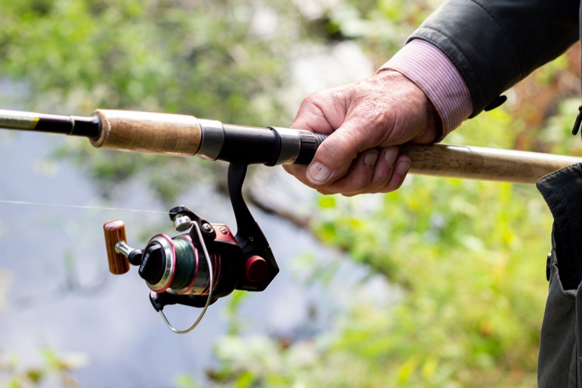 Foguete de pesca com vara e rola