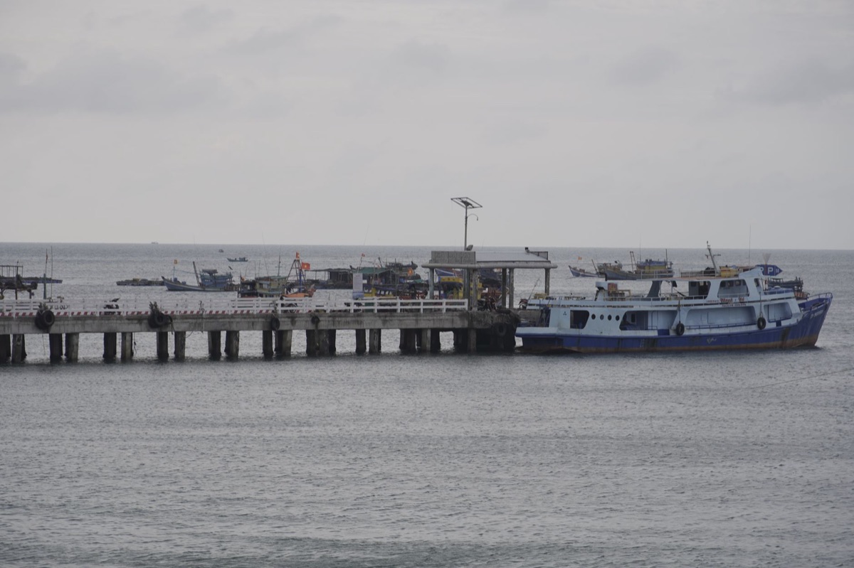 Barco de pesca no molo