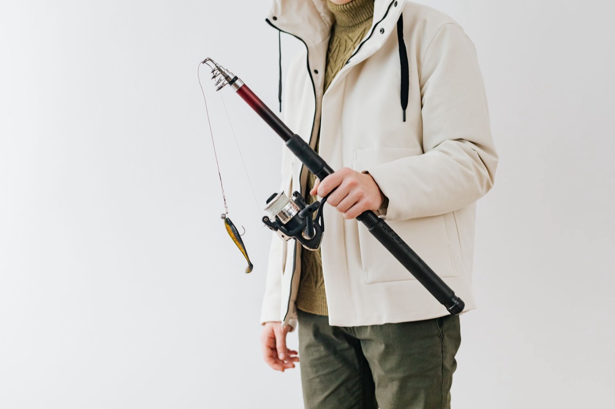 Kit básico de caña y carrete de pesca para principiantes.