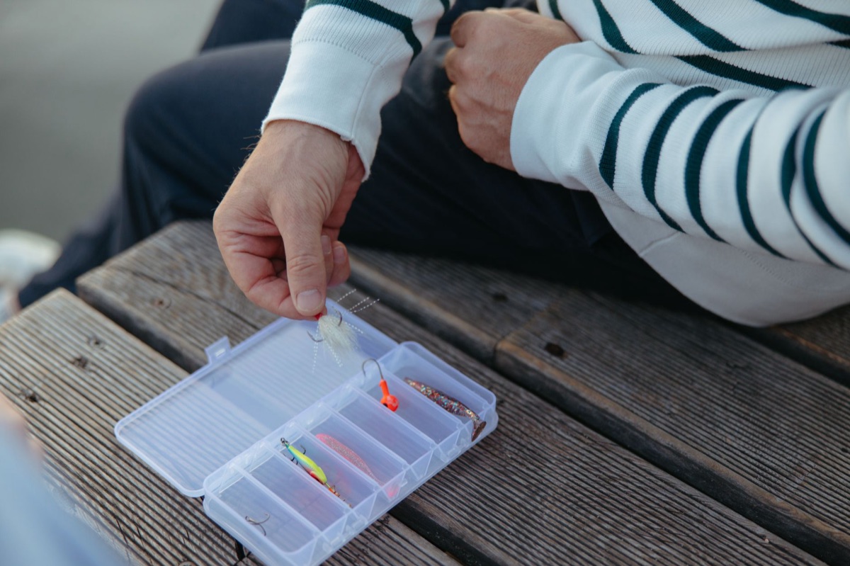 Scatola con esche artificiali e accessori da pesca