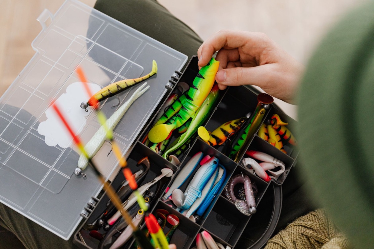 Linha de pesca e iscas artificiais detalhadas.