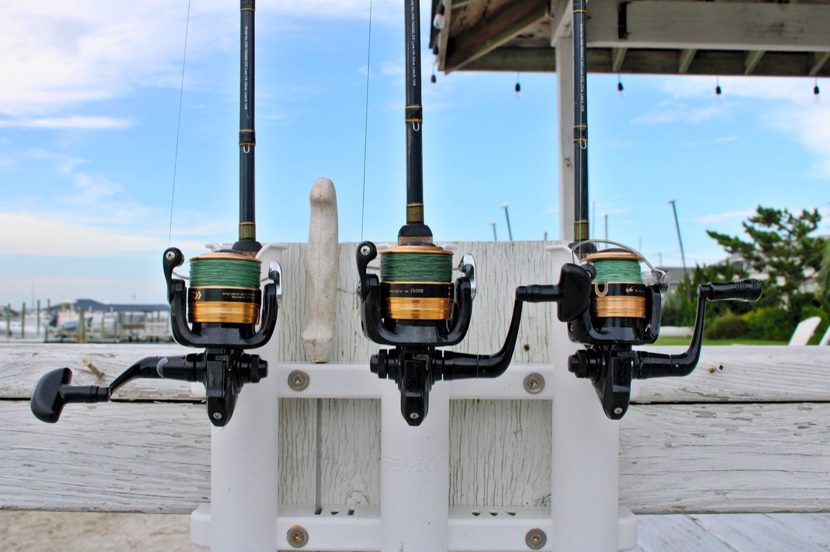 Fishing rod and reel setup im flusswasser, grundlagen für den fischen