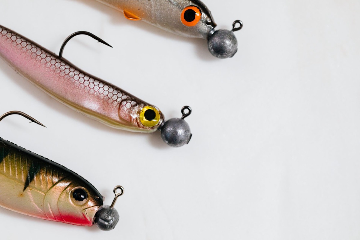 Fishing lure und bait im flusswasser, typische ausstattung für den fischen