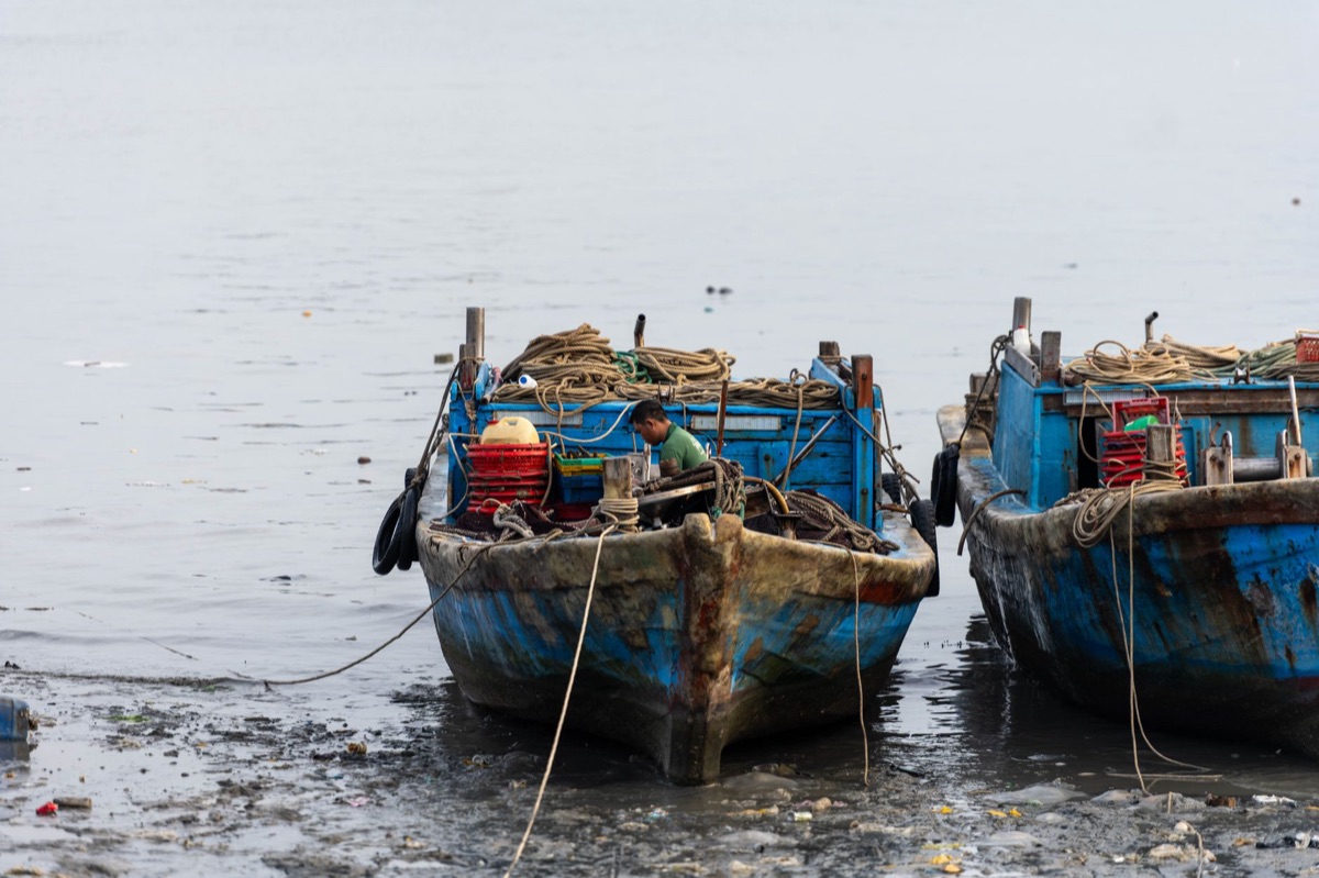 Fischboot mit Wasserzeichen und Wellen