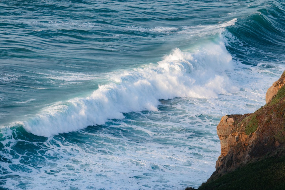 Un cartello delle correnti marine con onde