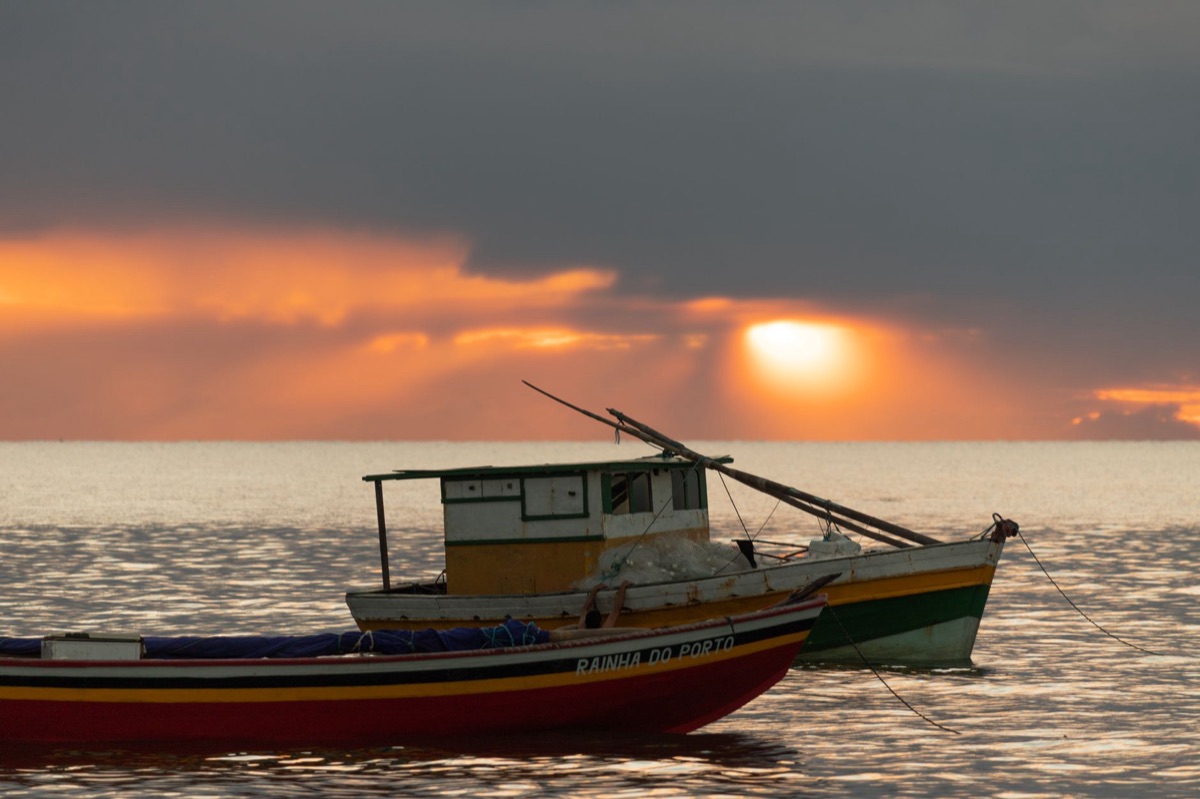 Una barca da pesca all'alba