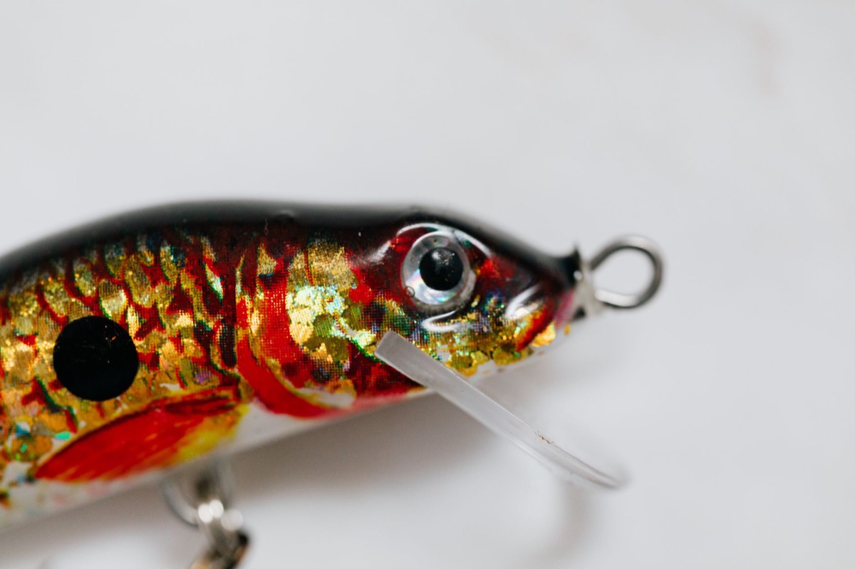 ondas do mar com linha de pesca e lure