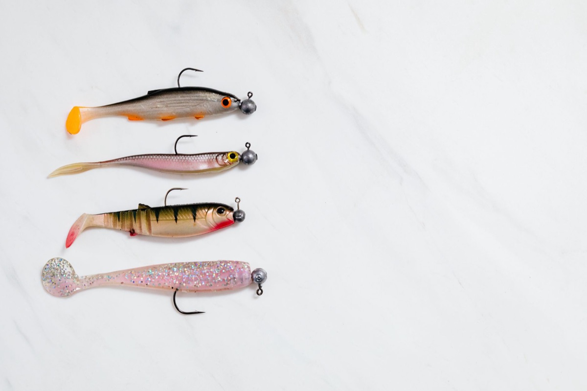 Leurres de pêche colorés pour la traîne en mer.