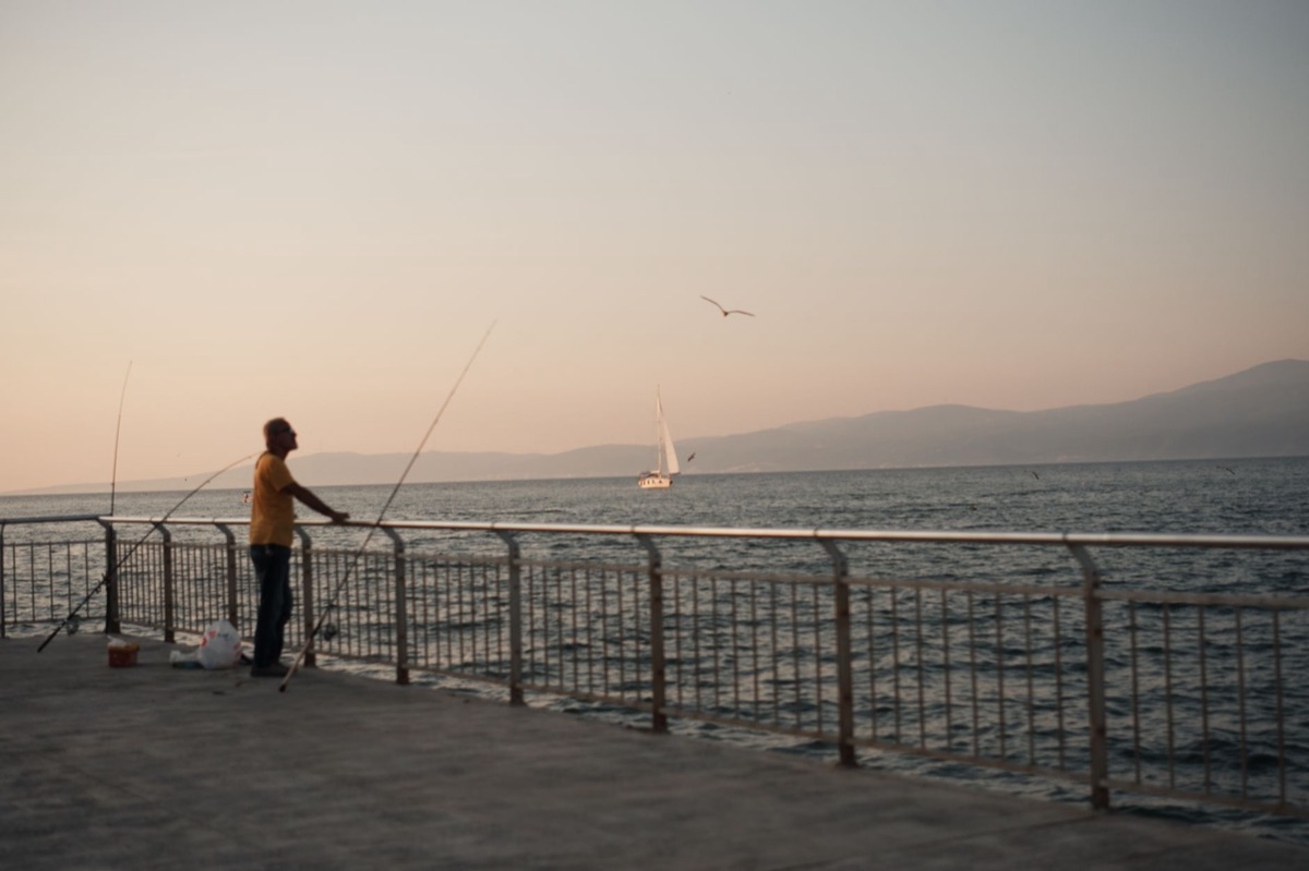Porte-cannes fixé sur le pont d'un bateau de pêche.
