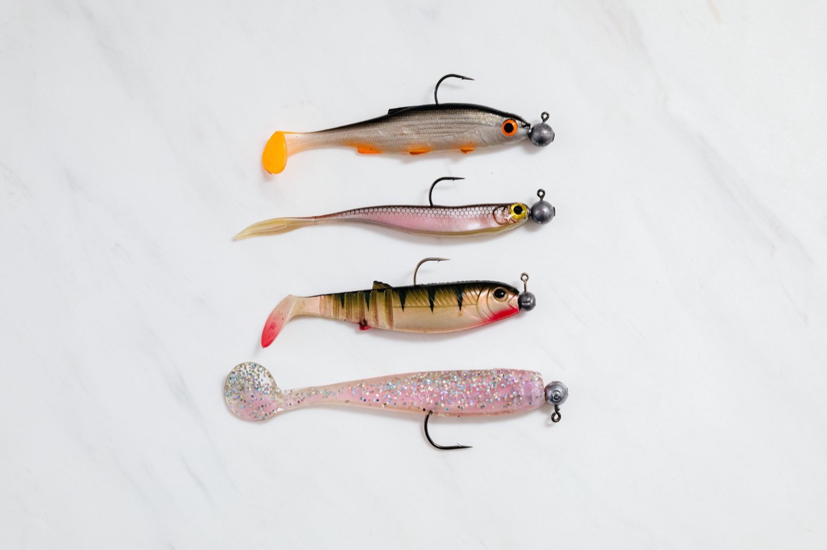 Vários tipos de iscas artificiais coloridas para pesca com lure.